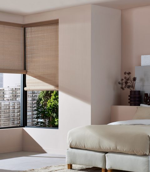 Lichtbruine Woodweave blinds in een moderne slaapkamer