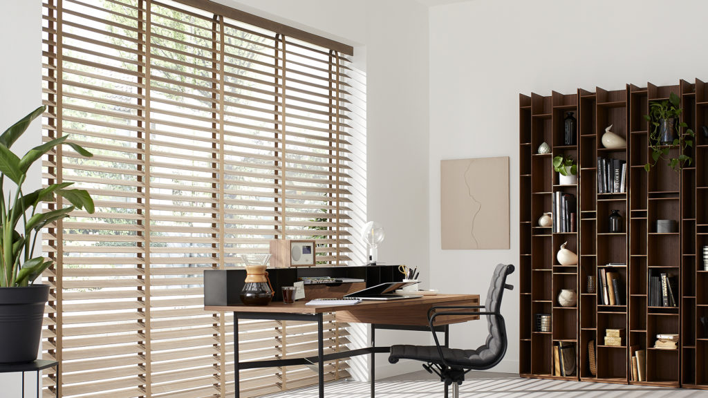 Houten jaloezieën raambekleding/raamdecoratie SUNWAY | werkkamer licht