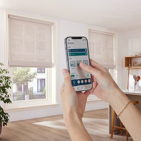 Witte Woodweave Roman voorzien van PowerView® besturing, bediend met app