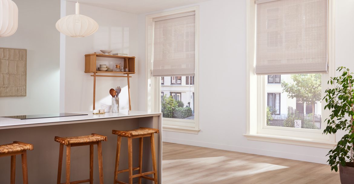 Witte Woodweave blinds in een klassieke keuken