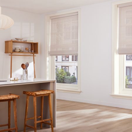 Witte Woodweave blinds in een klassieke keuken
