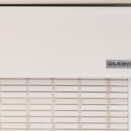 Koof van een witte Woodweave blind met SUNWAY logo