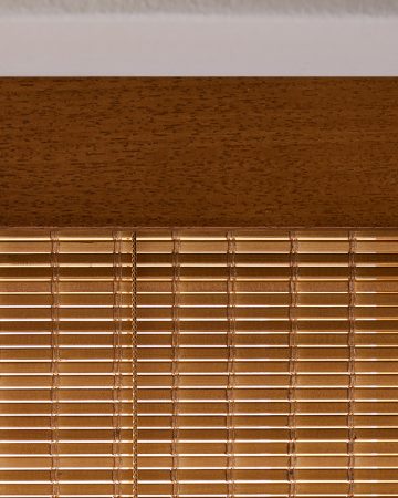 Koof van een bruinhouten Woodweave blind met SUNWAY logo