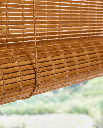 Bruinhouten opgerolde Woodweave blind